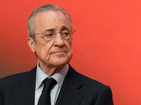 El presidente del Real Madrid, Florentino Pérez, durante la entrega de la Medalla de Oro de la Administración autonómica al futbolista Dani Carvajal en 2025 El presidente del Real Madrid, Florentino Pérez, durante la entrega de la Medalla de Oro de la Administración autonómica al futbolista Dani Carvajal en 2025