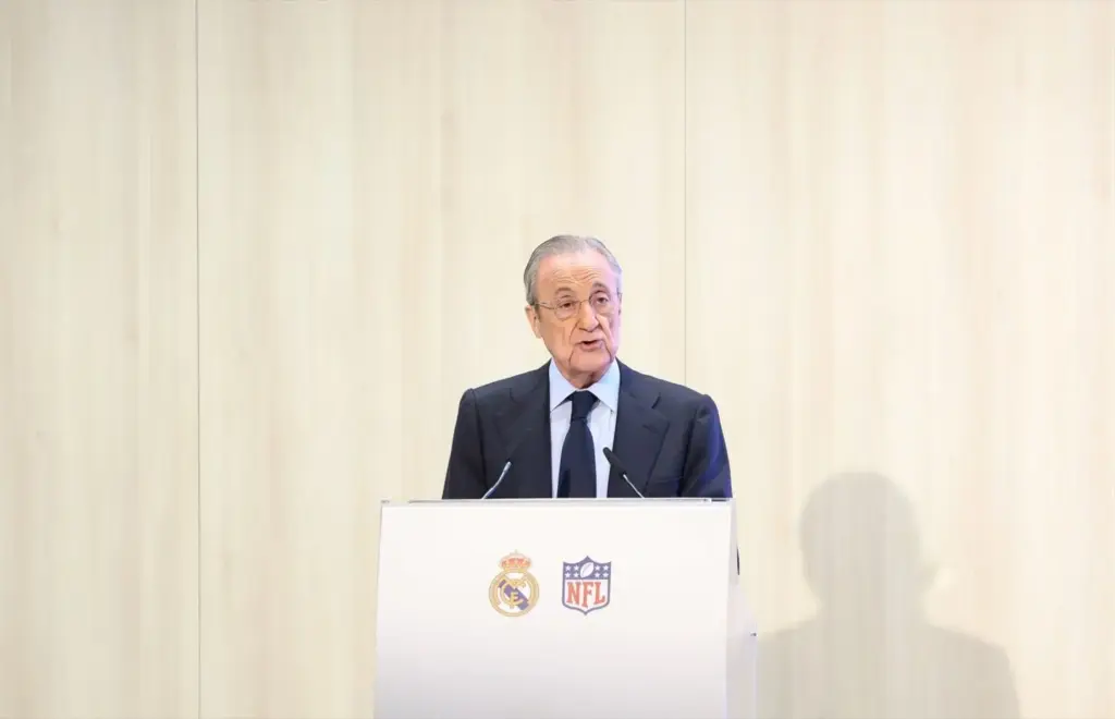 Florentino 'abandona' al madridismo entre rumores de una enfermedad 3 El presidente del Real Madrid, Florentino Pérez, presentando la NFL en el Bernabéu