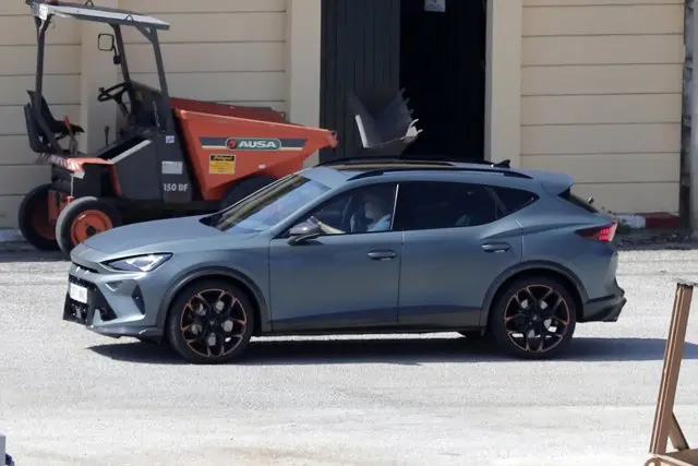 Solo él puede darte el gusto: el costosísimo coche que ha comprado el rey Felipe VI para pasear en Mallorca, pero ¿con quién? 1 El rey Felipe VI se pone al volante del Cupra más exclusivo