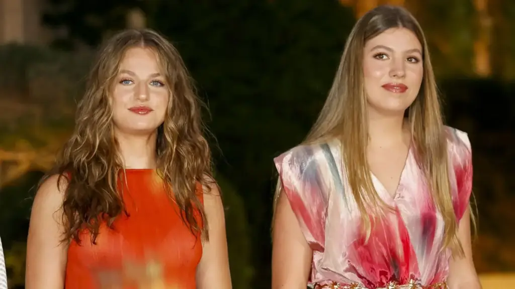 El impactante cambio de look de la princesa Leonor arrasa este verano 3 El rompedor peinado de la princesa Leonor en el Palacio de Marivent