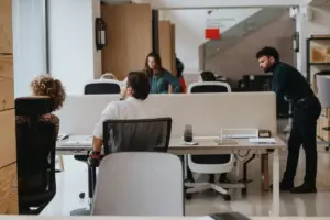 Empleados trabajan en una oficina