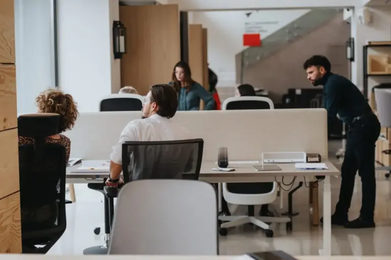 Empleados trabajan en una oficina