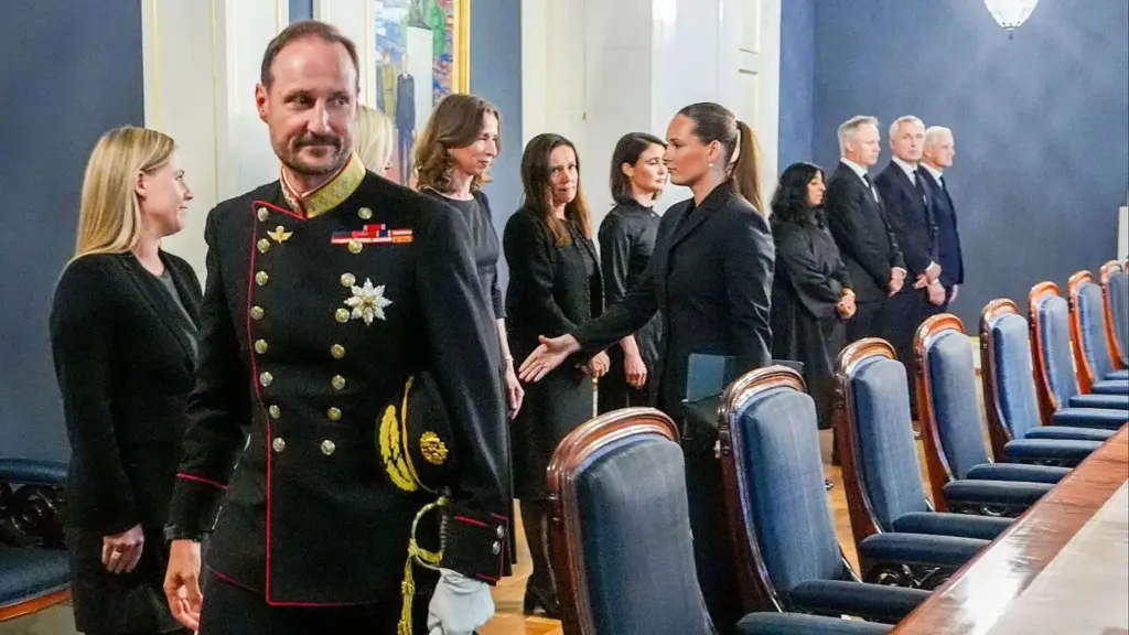 "Saludaba a todos con respeto y jamás discriminaba a nadie": Haakon de Noruega asume el trono con un emotivo homenaje a su padre 1 Haakon de Noruega recuerda a Harald V en su primer discurso