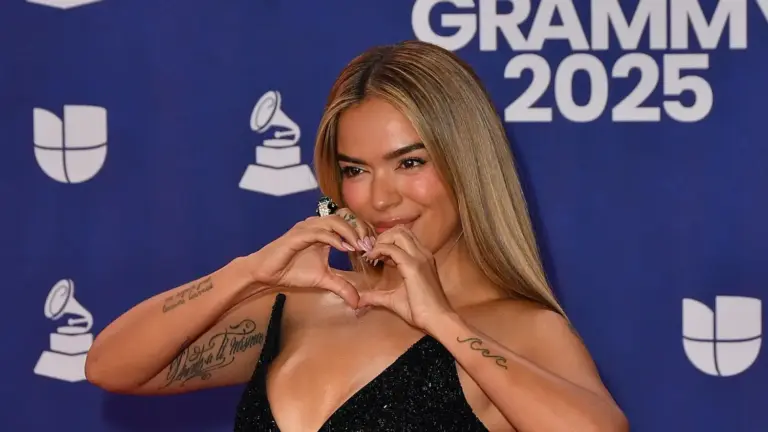 Karol G y Bruno Mars sorprenden en Los Ángeles con el debut en vivo de 'Still'