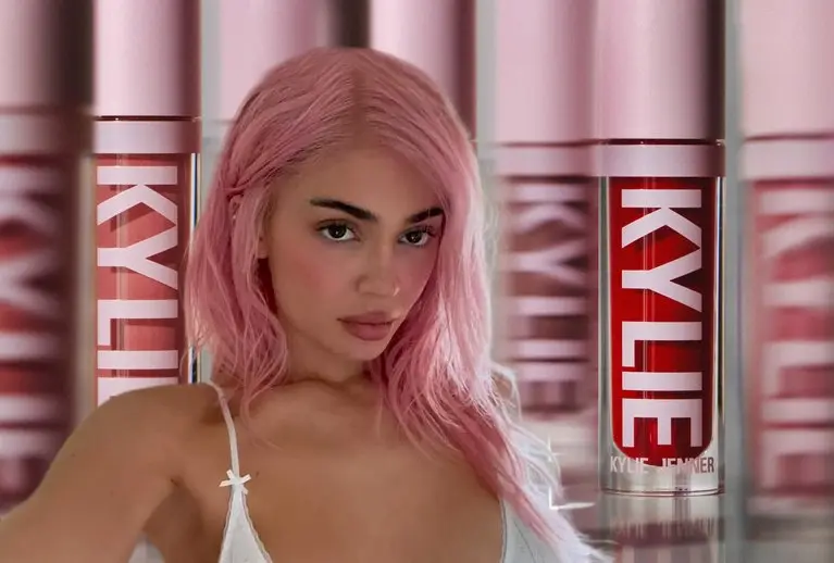 Kylie Jenner suelta en el podcast Better Half que quiere sus implantes de pecho más grandes y más visibles