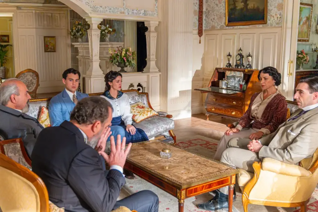 'La Promesa' se sale de control: varios personajes enfrentados, ¡a punto de llegar a las manos! 1 'La Promesa' enfrenta a Ángela y Máximo por el reconocimiento
