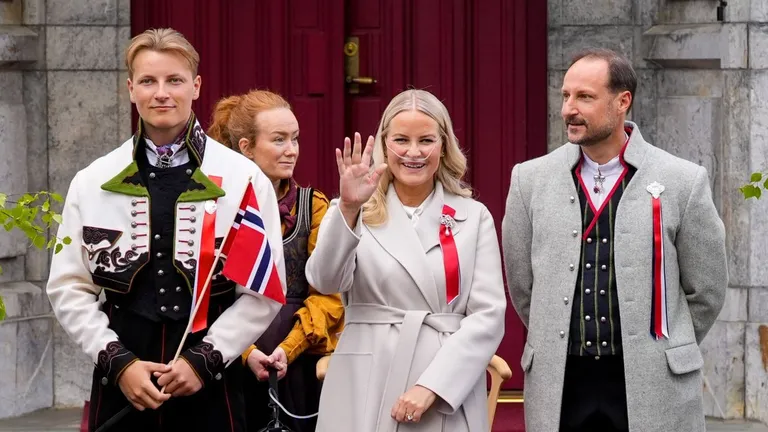 Desde la condena por violación y maltrato de su hijo a los papeles de Epstein: Mette-Marit afronta una nueva etapa marcada por las polémicas 2 La condena de Marius Borg añade presión a la nueva reina