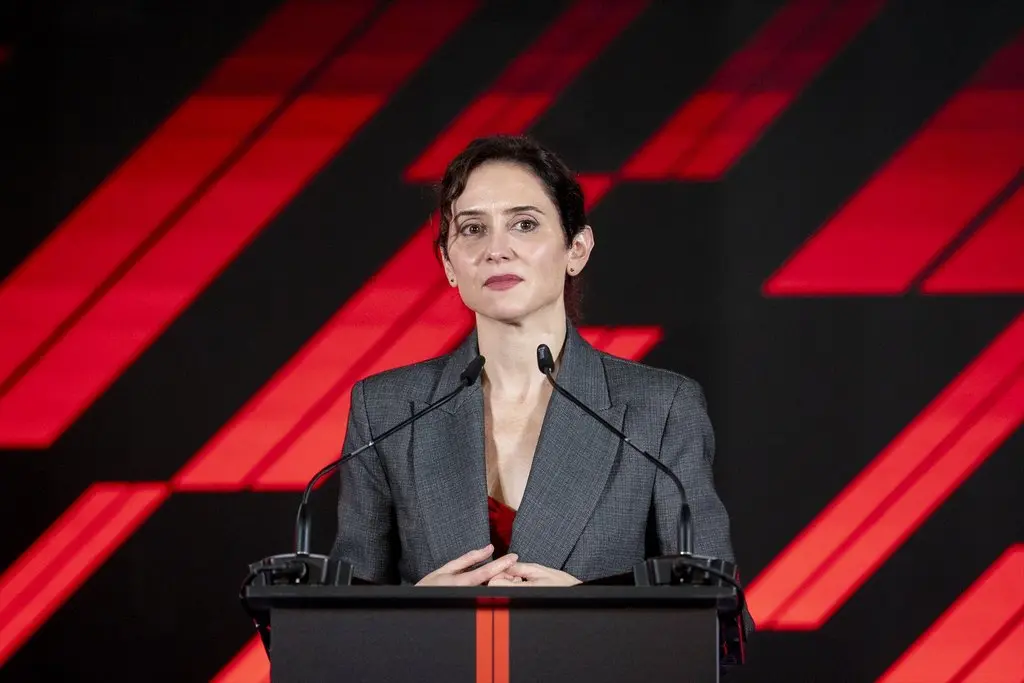 La presidenta de la Comunidad de Madrid, Isabel Díaz Ayuso, interviene durante el acto de presentación del trofeo al ganador del Gran Premio de España de Fórmula 1