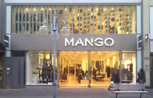 Los nuevos vestidos estampados de Mango: el homenaje a los pañuelos de tu abuela que vas a querer llevar