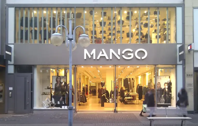 Los nuevos vestidos estampados de Mango: el homenaje a los pañuelos de tu abuela que vas a querer llevar