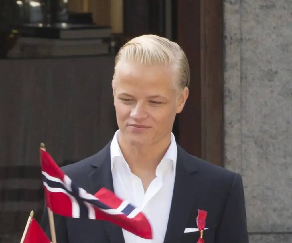 ¿Quién es Marius Borg Høiby? La 'oveja negra' de la corona noruega 2 Marius Borg sorprende con su gesto hacia Harald V