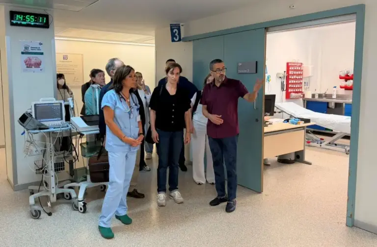 Mónica García recurre a Quirónsalud en Ceuta para prestar servicios médicos mientras lo critica en Madrid