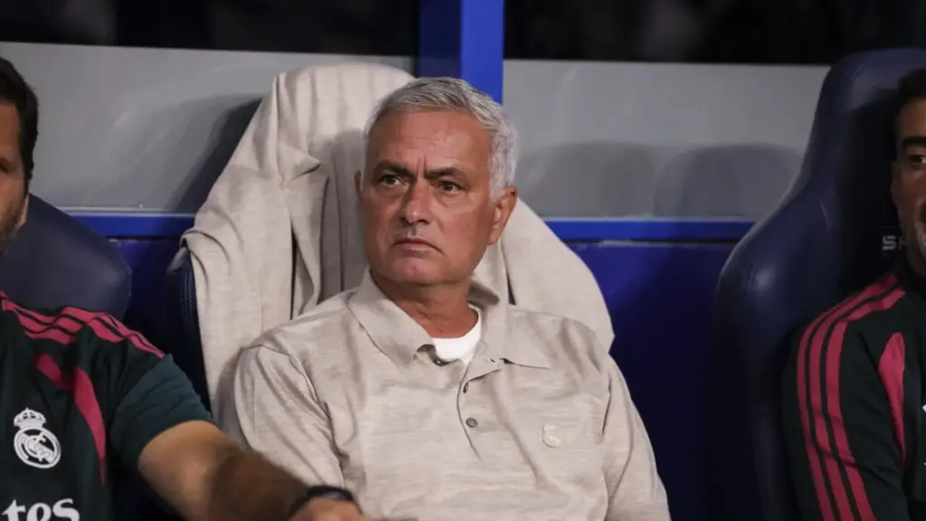 "No es un santo, pero lo que le hacen es demasiado": Mourinho blinda a Vinicius tras su estreno con el Real Madrid 1 Mourinho sale en defensa de Vinicius desde el primer partido