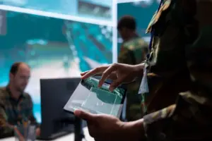 Personal militar examinando información | Foto de Feindef
