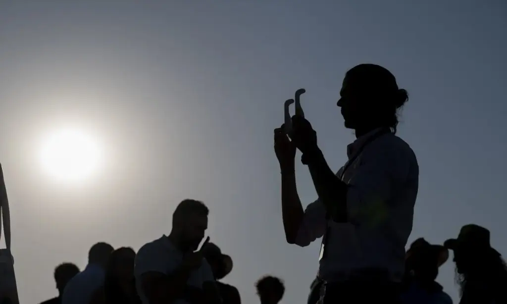 El temor al eclipse, una semana después: los españoles imitaron a Estados Unidos, pero los oftalmólogos han dado su veredicto 3 Personas durante el Eclipse total de Sol, en el Observatorio de Yebes, a 12 de agosto de 2026, en Yebes, Guadalajara