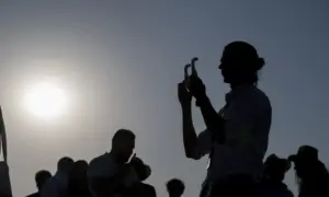 Personas durante el Eclipse total de Sol, en el Observatorio de Yebes, a 12 de agosto de 2026, en Yebes, Guadalajara