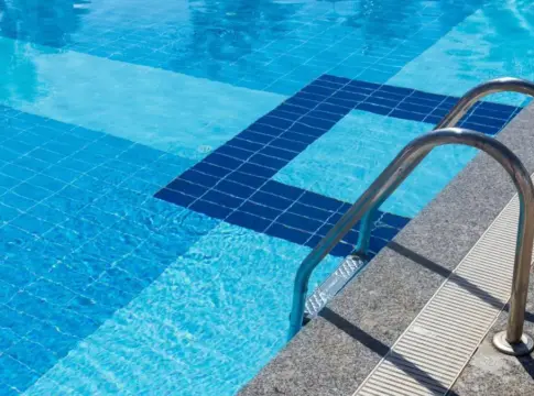 Piscina reto marron Piscina reto marron