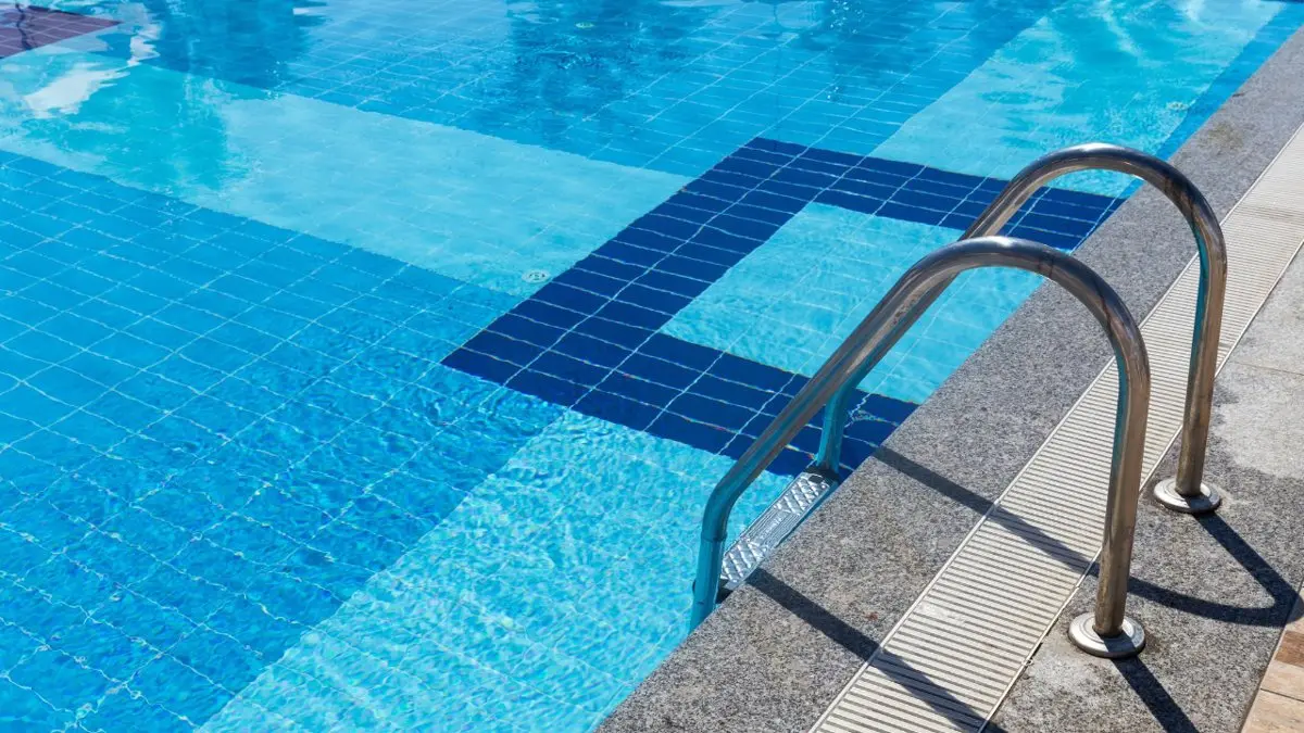 Piscina reto marron Piscina reto marron