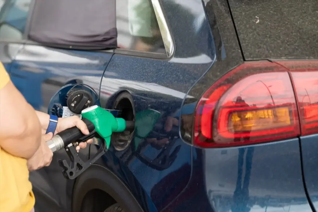 Repsol, BP y otras petroleras ganan más que nunca mientras tú pagas la gasolina y el diésel carísimos, pero hay una explicación lógica detrás 2 Repostaje en una gasolinera