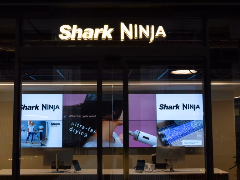 SharkNinja rebaja su máscara LED para mejorar la piel en 8 semanas