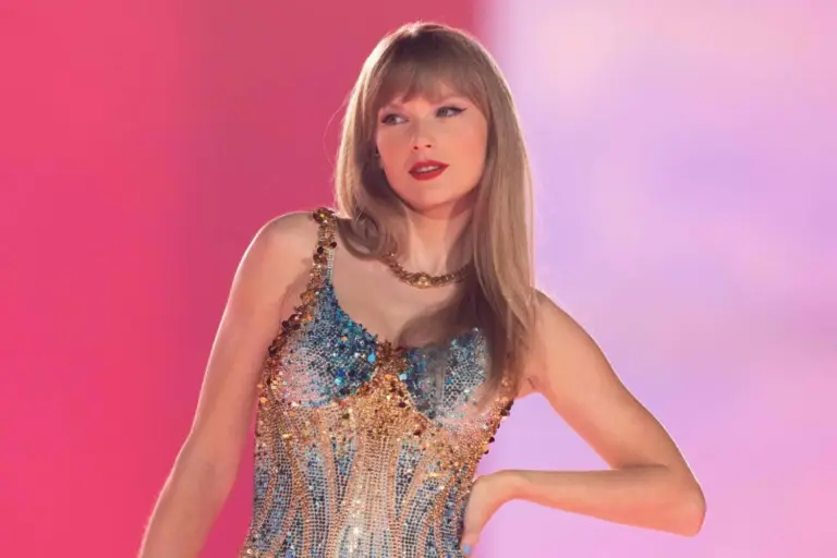Taylor Swift y Travis Kelce se dejan caer por una boda y las redes piden a gritos más fotos