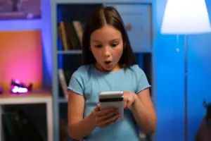 El reto viral de TikTok con un juguete deja a varios niños hospitalizados con quemaduras graves y enciende las alarmas