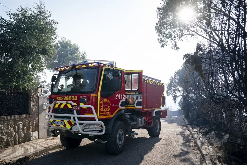 Los bomberos forestales denuncian "acoso y maltrato" de la Comunidad de Madrid en medio del verano más grave en cuanto a incendios 2 Un cambión de bomberos de Madrid