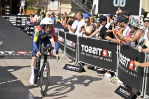 Un ciclista durante la salida de la Vuelta Ciclista a España