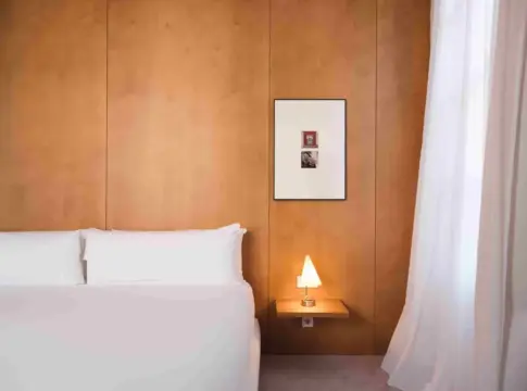 Una de las habitaciones de Círculo Condal Foto de By Salomon Hospitality Una de las habitaciones de Círculo Condal | Foto de By Salomon Hospitality