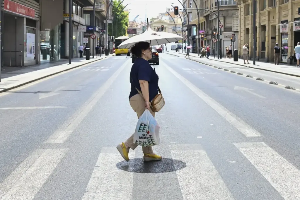 El verano más caro de la historia: espanta turistas de España y despluma familias con las olas de calor y el precio de la luz 1 Una persona camina por la calle, a 22 de julio de 2026