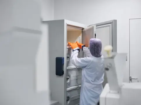 Una sanitaria clínica introduce el material en un congelador Foto de 123RF anishenko Una sanitaria clínica introduce el material en un congelador | Foto de 123RF/anishenko