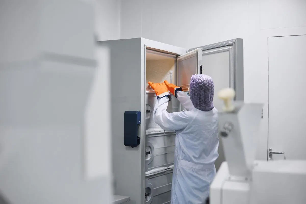 Una sanitaria clínica introduce el material en un congelador Foto de 123RF anishenko Una sanitaria clínica introduce el material en un congelador | Foto de 123RF/anishenko