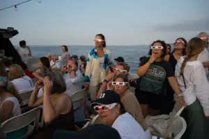 Varias personas durante el eclipse solar total de 2026, a 12 de agosto de 2026, en Cantabria