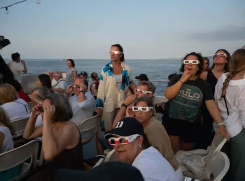 Varias personas durante el eclipse solar total de 2026, a 12 de agosto de 2026, en Cantabria Varias personas durante el eclipse solar total de 2026, a 12 de agosto de 2026, en Cantabria