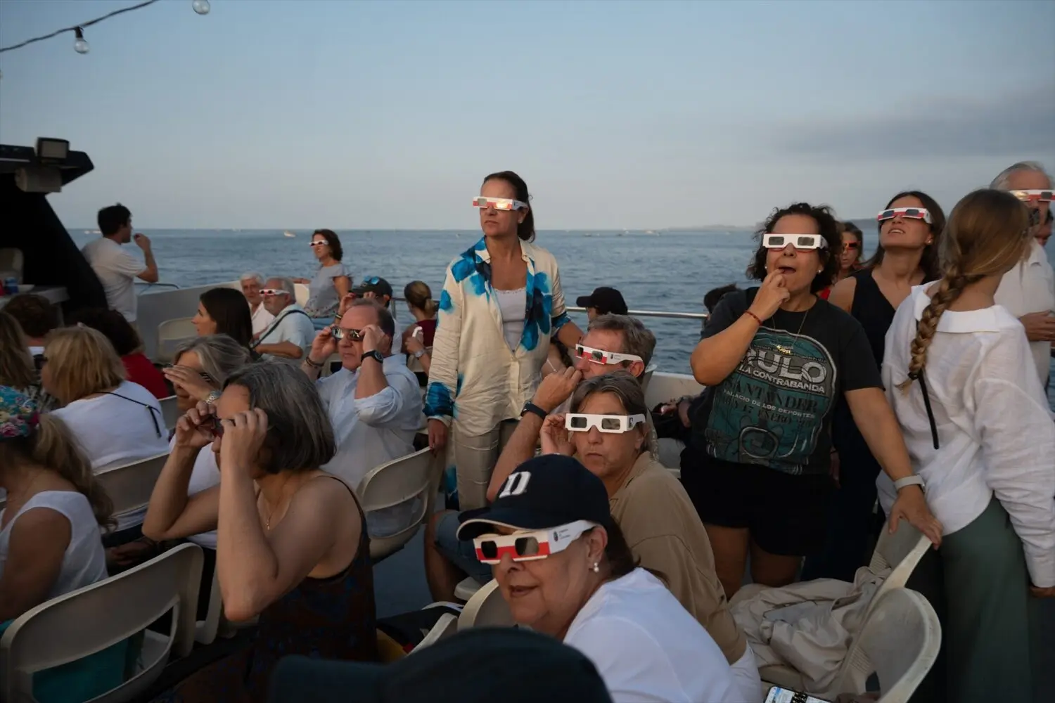 Varias personas durante el eclipse solar total de 2026, a 12 de agosto de 2026, en Cantabria Varias personas durante el eclipse solar total de 2026, a 12 de agosto de 2026, en Cantabria