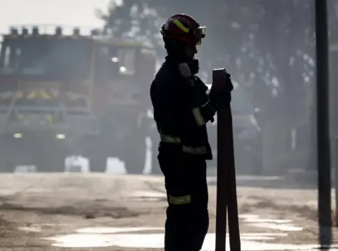 Varios bomberos colaboran en las labores de extinción, a 19 de agosto de 2026, en Aldea del Fresno, Madrid Varios bomberos colaboran en las labores de extinción, a 19 de agosto de 2026, en Aldea del Fresno, Madrid