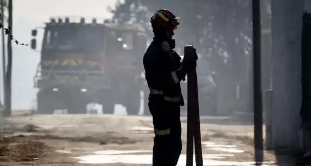 Los bomberos forestales denuncian "acoso y maltrato" de la Comunidad de Madrid en medio del verano más grave en cuanto a incendios