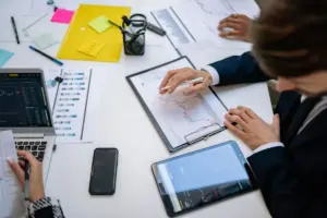 Varios trabajadores consultando datos del negocio