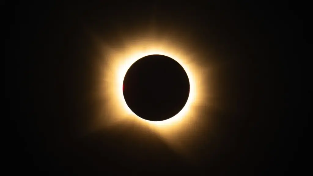 El temor al eclipse, una semana después: los españoles imitaron a Estados Unidos, pero los oftalmólogos han dado su veredicto 4 Vista del eclipse solar total, a 12 de agosto de 2026, en San Millán de los Caballeros, León