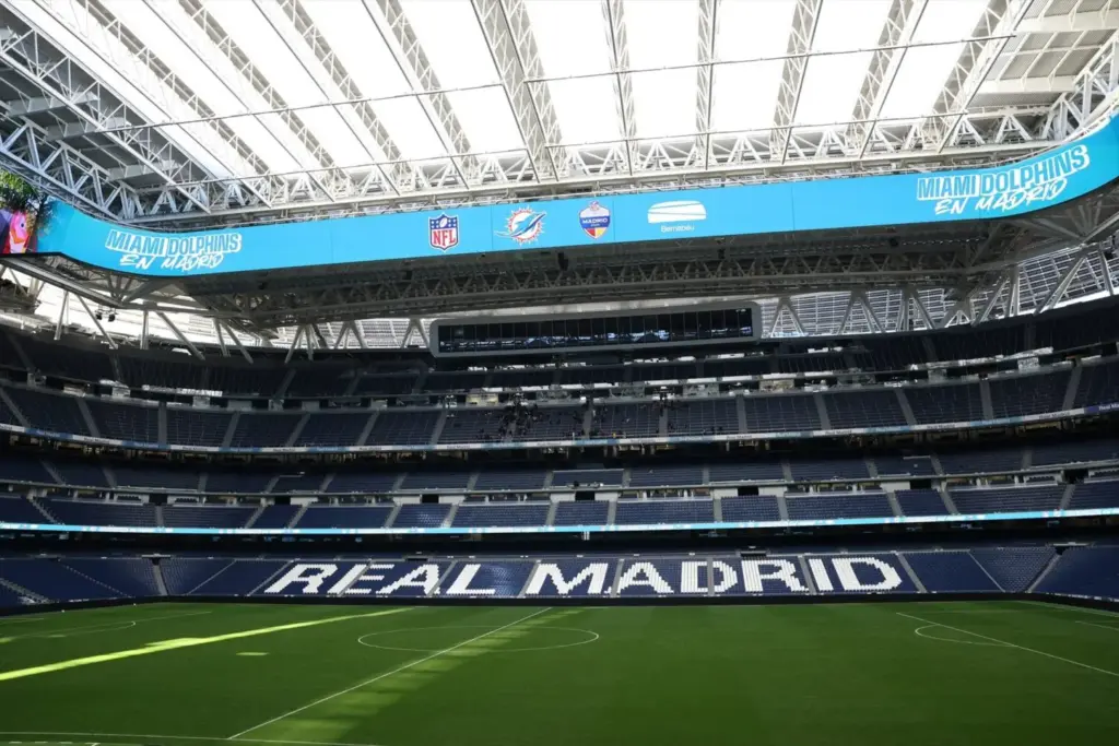 Florentino 'abandona' al madridismo entre rumores de una enfermedad 1 Vista general del Estadio Santiago Bernabéu con promoción de la NFL