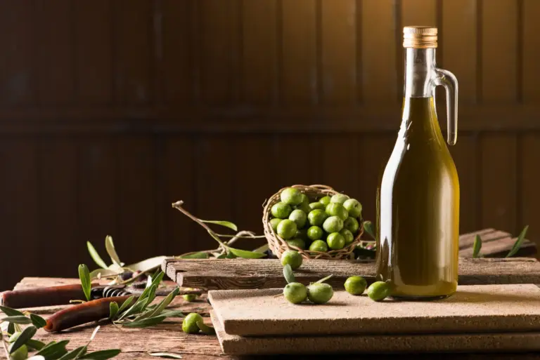 El precio del aceite de oliva cae en origen: la botella se abarata en el súper en plena temporada de gazpacho