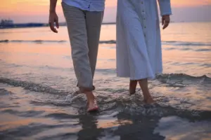andar descalzo por la playa