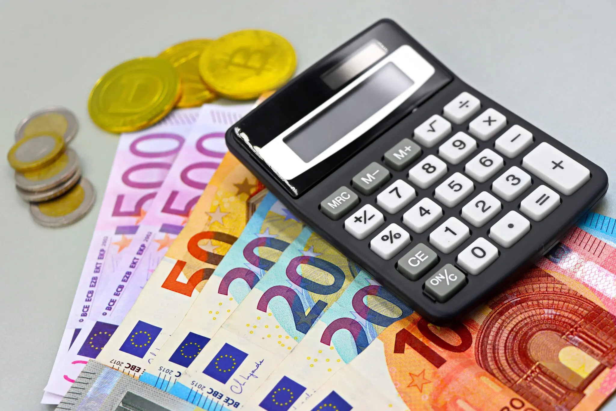 Ayuda de 700 euros para emancipación en 2026: mayores de 30 que viven con sus padres podrán pedirla 1 emancipación jóvenes