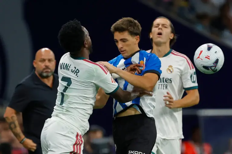 La patada de Calatrava a Vinicius que el VAR se tragó y ya es viral