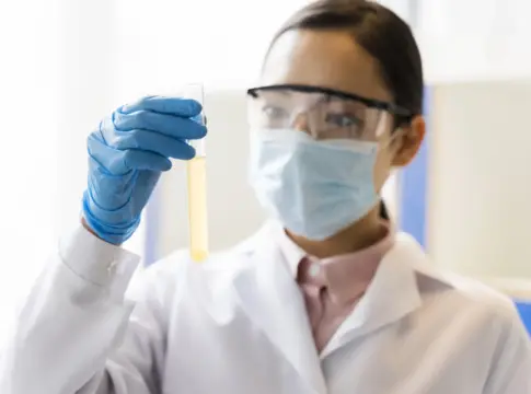 cientifica-en-el-laboratorio-con-sustancia
