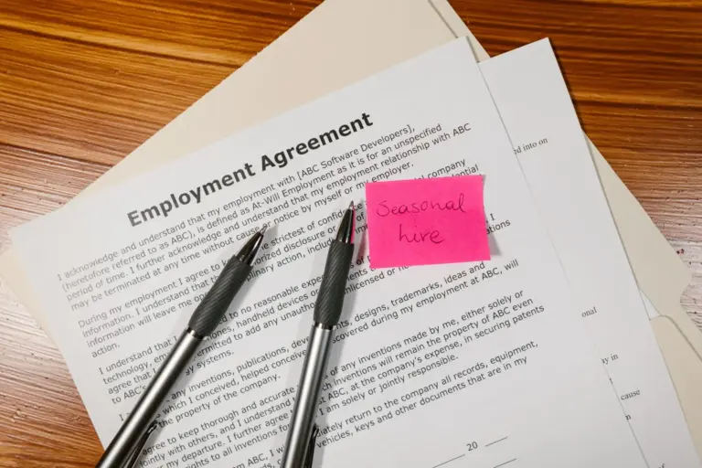 El contrato de siete días que impulsan los empresarios: qué supone para los jóvenes trabajadores