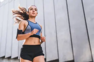 Correr y ganar músculo a la vez no es un mito: 5 claves para combinar running y pesas