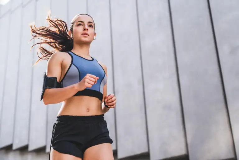 Correr y ganar músculo a la vez no es un mito: 5 claves para combinar running y pesas