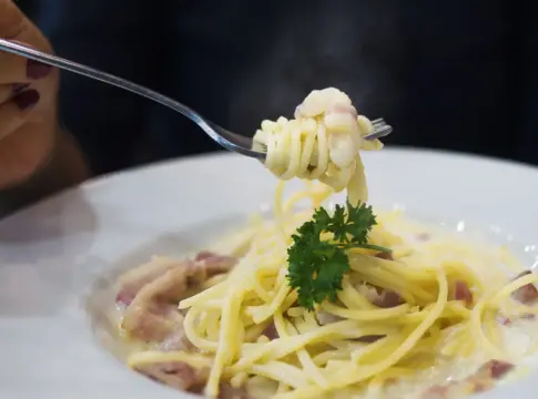 La técnica italiana para cocinar espaguetis con poca agua que ahorra gas y tiempo La técnica italiana para cocinar espaguetis con poca agua que ahorra gas y tiempo