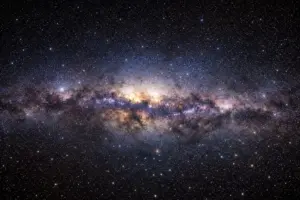Hubble descubre una cinta de estrellas invisible que revela cuánta materia oscura esconde otra galaxia